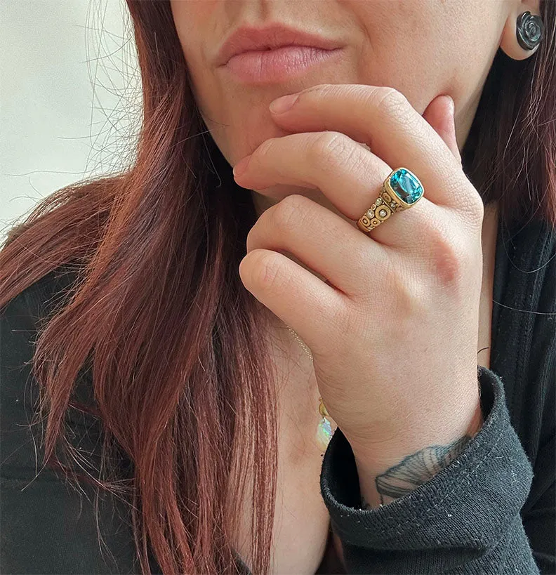 Yellow Gold and Blue Zircon Vila Ring